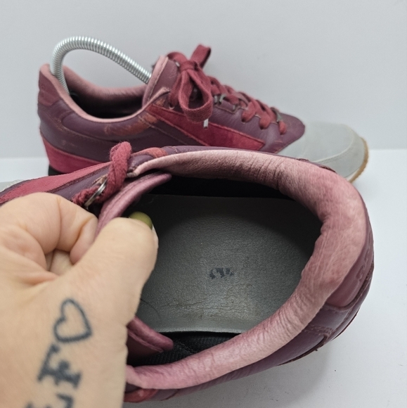 Brooks × Barney's NY | Chariot 'Reflective Pack' burgundy sneakers | MENS 8 - Picture 3 of 10